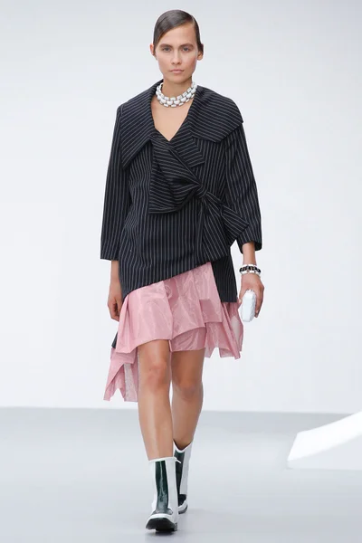 Look 16